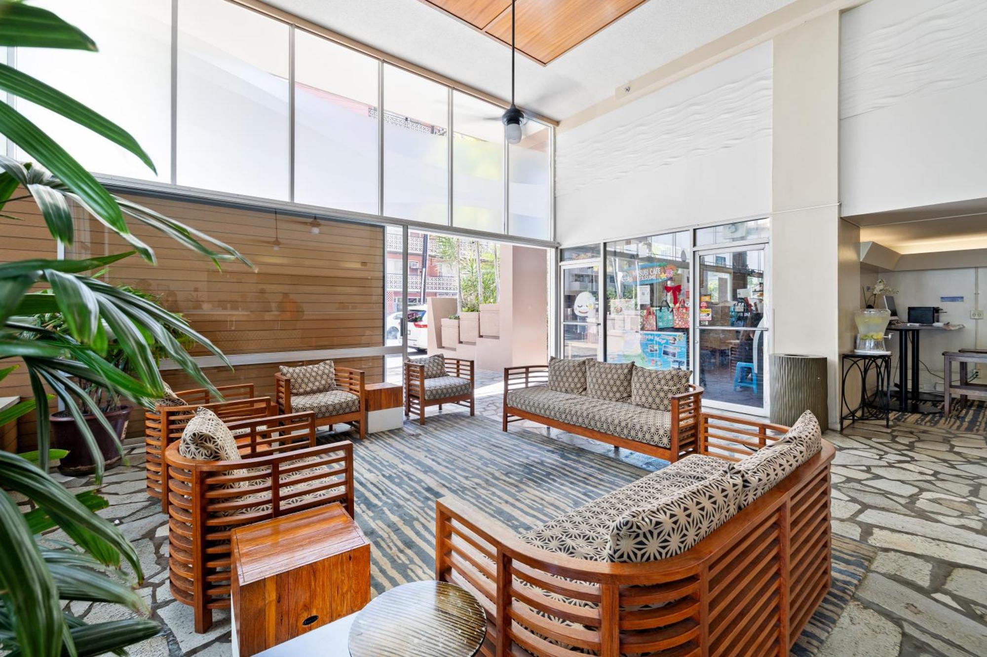 Steps To Waikiki Beach! Newly Renovated With 75" Tv Honolulu Luaran gambar