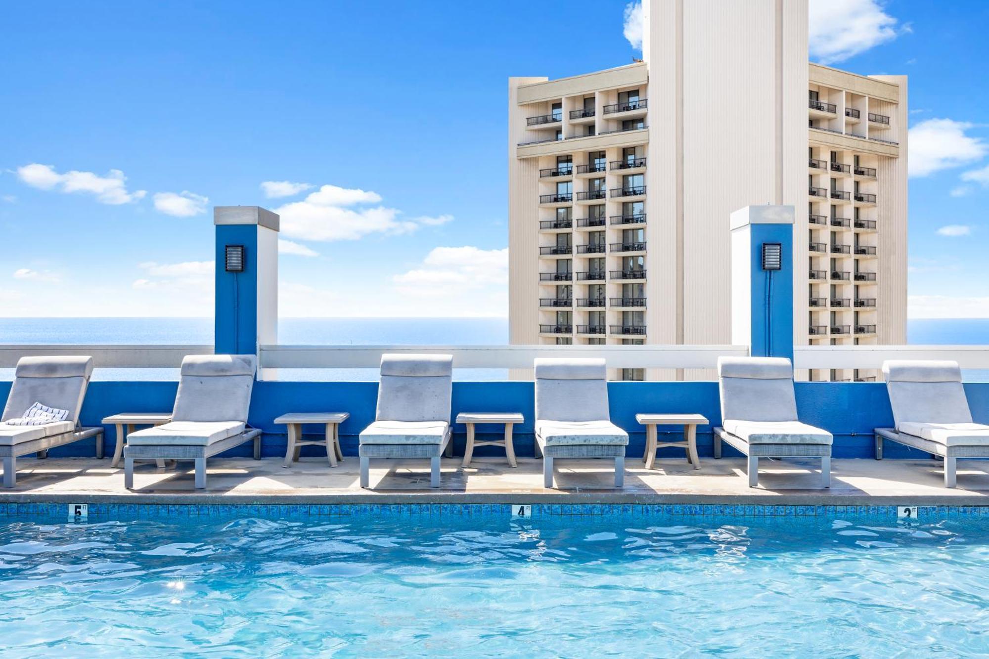 Steps To Waikiki Beach! Newly Renovated With 75" Tv Honolulu Luaran gambar