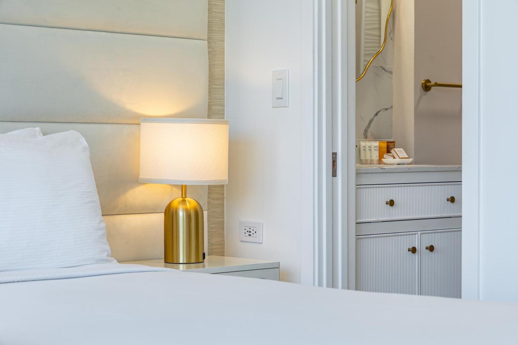 Steps To Waikiki Beach! Newly Renovated With 75" Tv Honolulu Luaran gambar